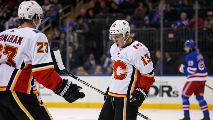 Johnny Gaudreau z Calgary oslavuje gól proti NY Rangers.