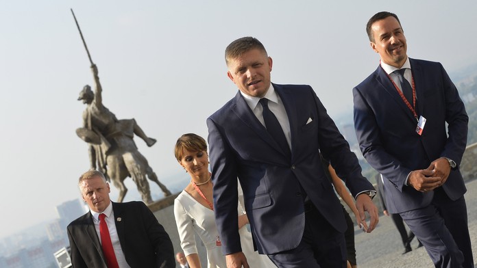 Robert Fico prichádza na rokovanie na Bratislavskom hrade spolu s Erikom Tomášom a Beatrice Szabóovou..