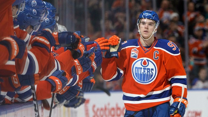 Connor McDavid sa raduje z gólu so spoluhráčmi z Edmontonu.
