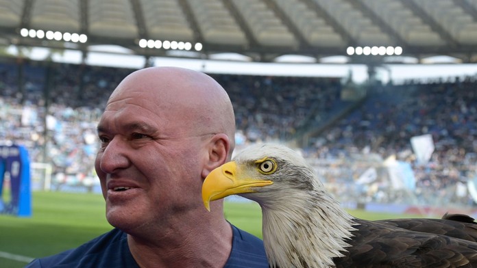 Po nevhodných príspevkoch dostal padáka. Lazio Rím prepustilo kontroverzného sokoliara