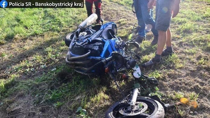 Záber motorky po nehode.