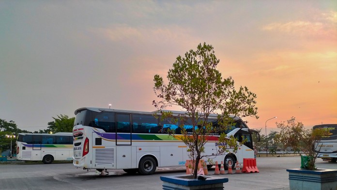 Desiatky dôchodcov strávili noc na odpočívadle, šofér ich tam nechal aj s autobusom