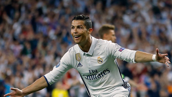 Cristiano Ronaldo z Realu oslavuje gól v sieti Bayernu v odvete štvrťfinále LM.