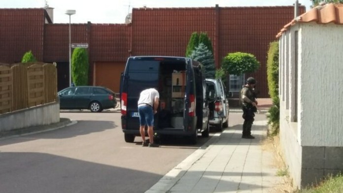 Polícia stojí pred domom, v ktorom sa zabarikádoval muž.