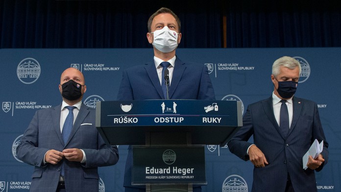 Na snímke uprostred premiér SR, vpravo minister zahraničných vecí a vľavo minister obrany.