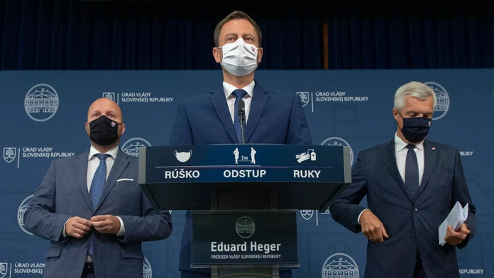 Na snímke uprostred premiér SR, vpravo minister zahraničných vecí a vľavo minister obrany.