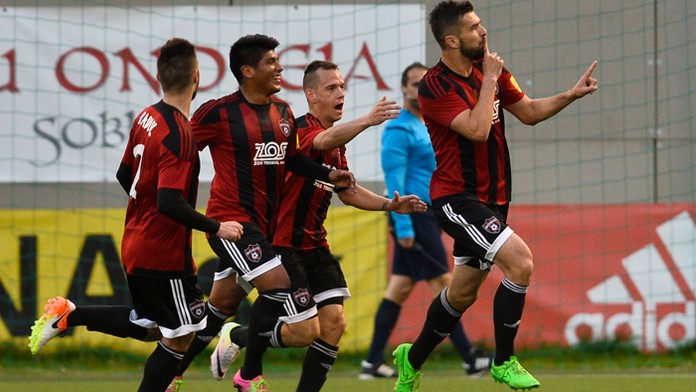 Trnavčania sa tešia po góle Borisa Godála.