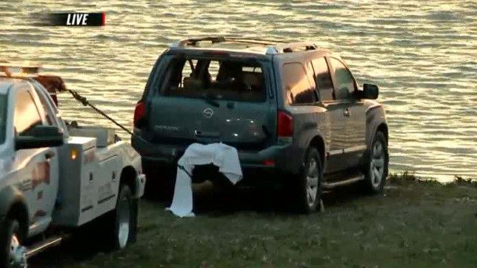 Záchranár vytiahol z potopeného auta živé bábätko..jpg