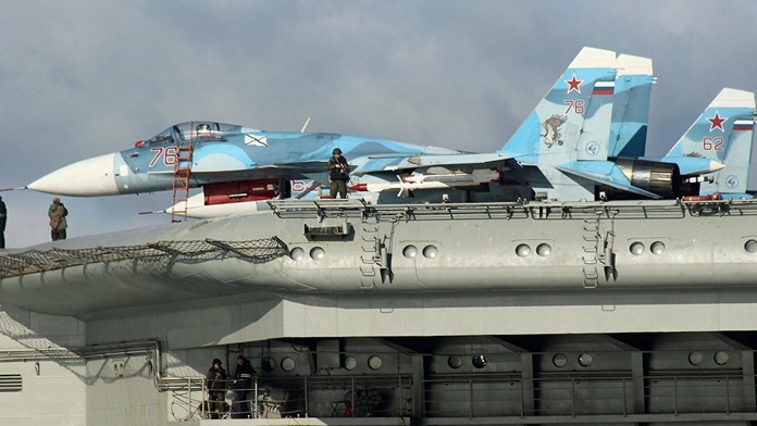 Bojové lietadlá SU-33 na palube lietadlovej lode Admirál Kuznetsov.