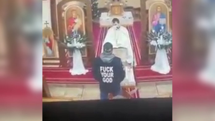 Neznámy muž napadol v Bardejove počas omše kňaza.