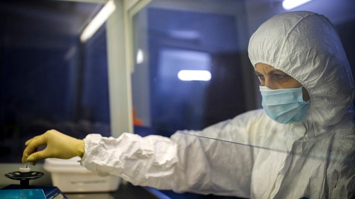 Kontrola cestujúcej na letisku ako prevencia pred koronavírusom - ilustračná snímka.