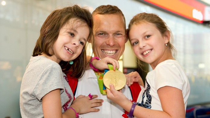 Zlatý chodec z OH 2016 v Riu de Janeiro Matej Tóth s dcérami Emmou a Ninou po prílete na letisko v rakúskom Schwechate.