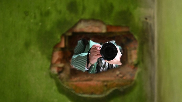 Pri rekonštrukcii našiel v stene hotový majetok. Keď však prišiel do banky, zažil tvrdý pád na zem