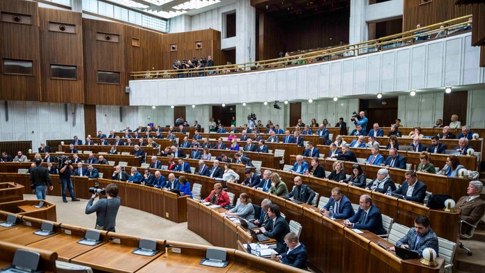 Poslanci zvolili nového ombudsmana. Stal sa ním Róbert Dobrovodský