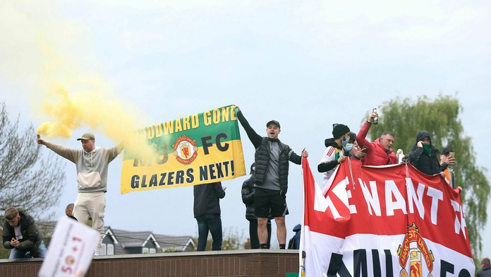 Fanúšikovia Manchestru United držia transparenty proti americkým majiteľom.