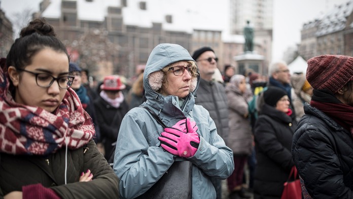 Ľudia si minútou ticha pripomínajú obete útoku v Štrasburgu.