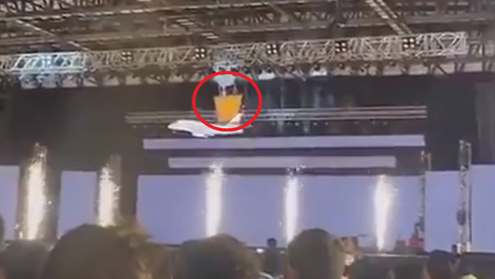 VIDEO: Veľkolepý nástup sa skončil tragédiou. Šéf indickej firmy zahynul pred zrakmi zamestnancov