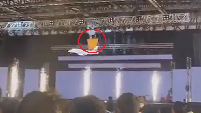 VIDEO: Veľkolepý nástup sa skončil tragédiou. Šéf indickej firmy zahynul pred zrakmi zamestnancov