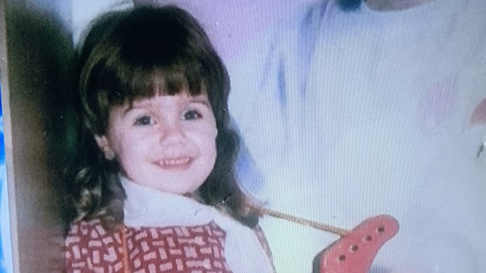 Zuzka Šebová s plagátom Darinky Rolincovej