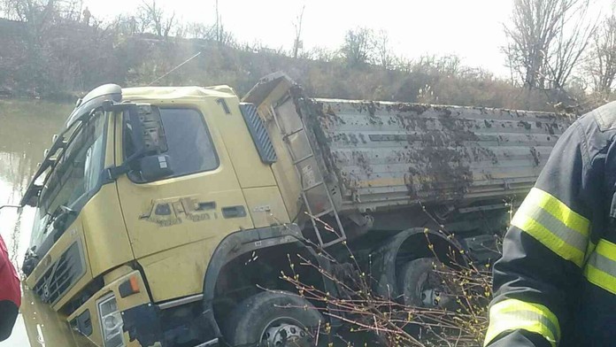 Nákladné auto skončilo v Malom Dunaji
