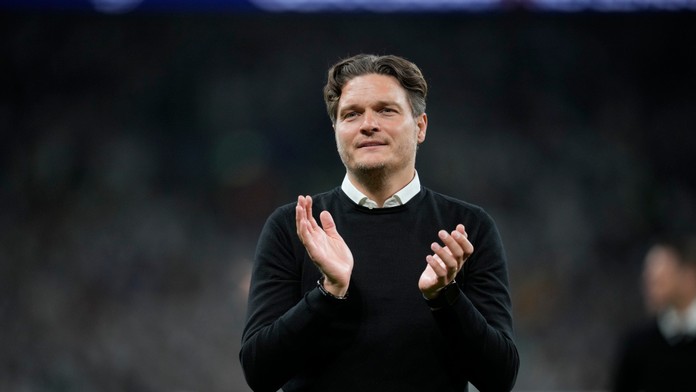 Tréner Dortmundu Edin Terzič tlieska po finálovom zápase Ligy majstrov.