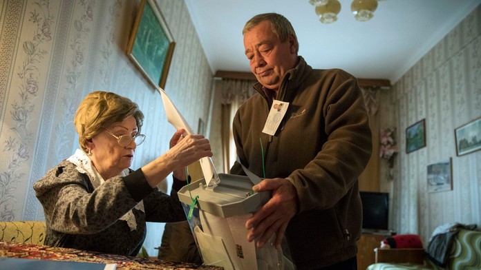 Ludmila Ezhova (80) volí v ruských voľbách.