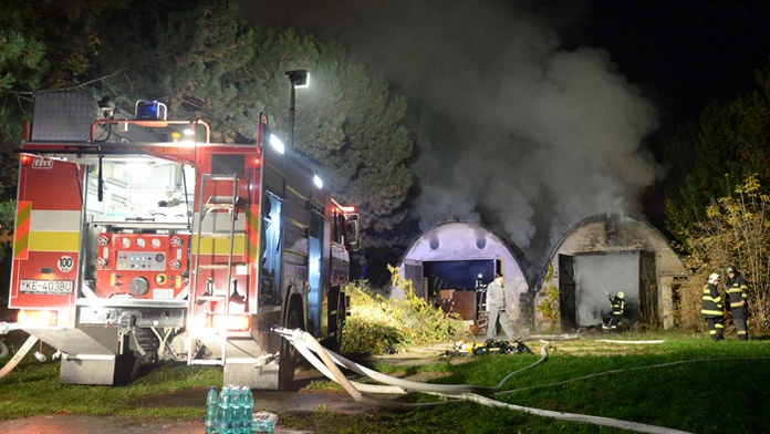 Požiar zasiahol v pondelok večer bývalé sklady Univerzitnej nemocnice L. Pasteura v Košiciach.