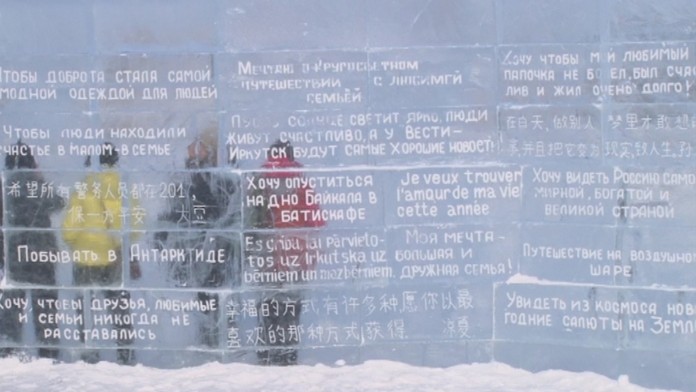 Unikátna knižnica z ľadu. Ľudia tu do stien tesajú svoje priania