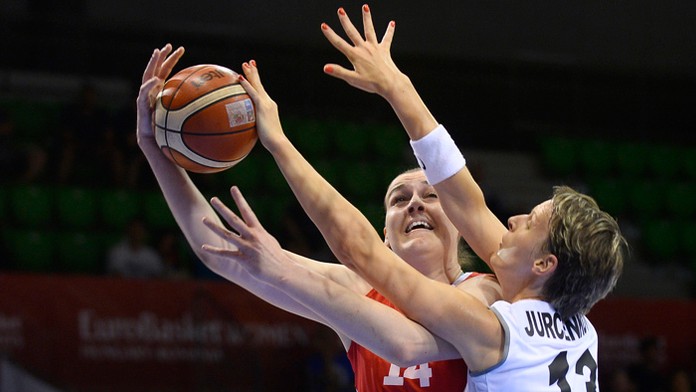 Vpravo Anna Jurčenková a Luca Ivankovičová (Chorvátsko) na ME v Györi.