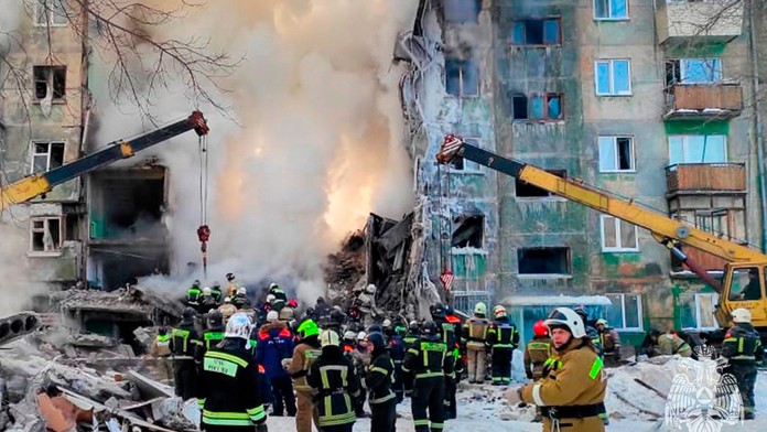 Výbuch plynu a požiar v bytovom dome v Novosibirsku