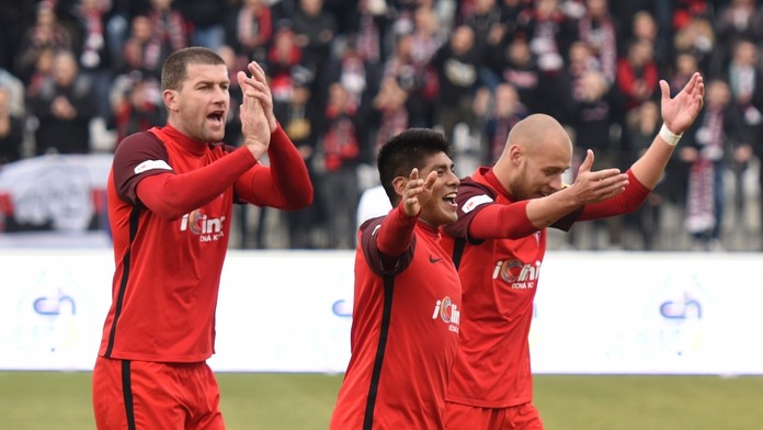 Na snímke radosť hráčov Serede, zľava kapitán Ľubomír Michalík, Aldo Baez a Jozef Menich po postupe do skupiny o titul.