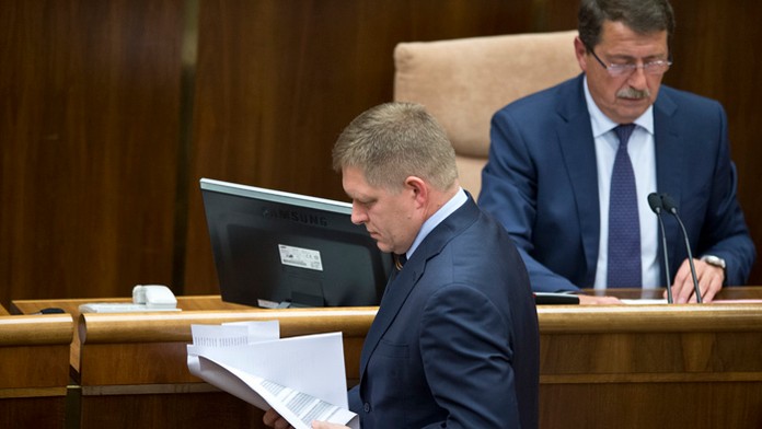 Robert Fico a Pavol Paška počas zasadania mimoriadnej 42. schôdze NRSR na vyslovenie nedôvery predsedovi vlády.