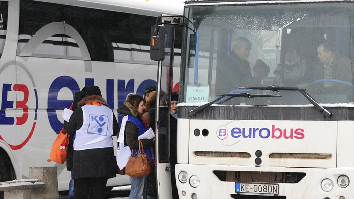 Protestný štrajk v piestoroch východu z nástupištia košického Eurobusu (bývalá SAD) vo februári 2011.