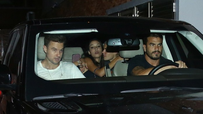 Bieber s novou kráskou. Takto ju spracovával na zadnom sedadle