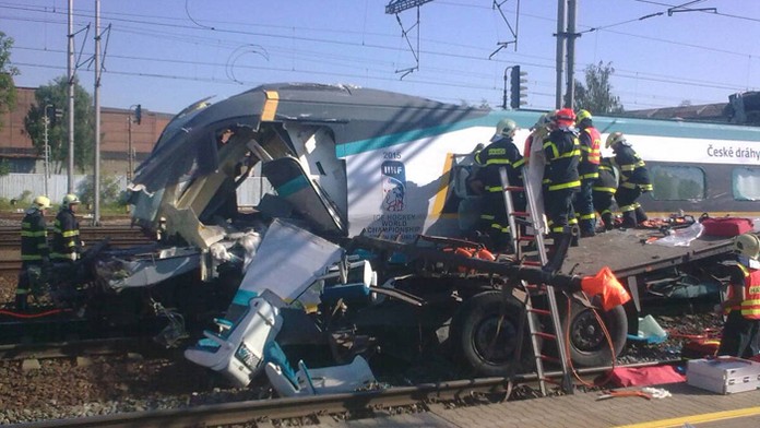 Zdeavstovaná predná časť Pendolina, ktorý sa zrazil s nákladným autom.