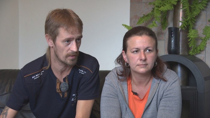 Manželia túžili po dieťati, teraz majú na krku exekúciu.