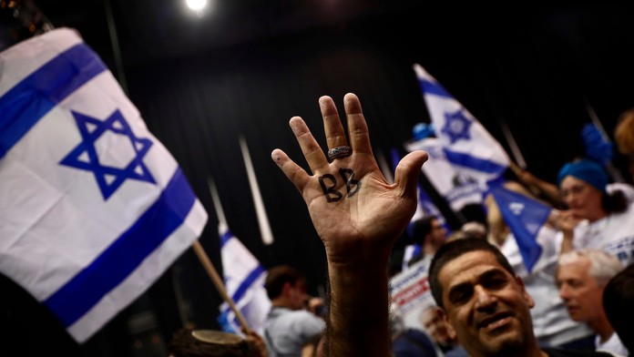 Zľava Sean Monahan, Johnny Gaudreau, Elias Lindholm a Erik Gustafsson z Calgary oslavujú gól proti Tampe.