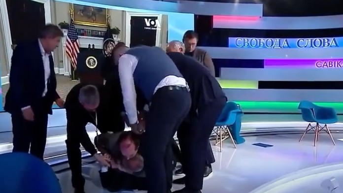Diskusia v ukrajinskej televízii o ruskej invázii sa skončila bitkou. Novinár prefackal proruského poslanca