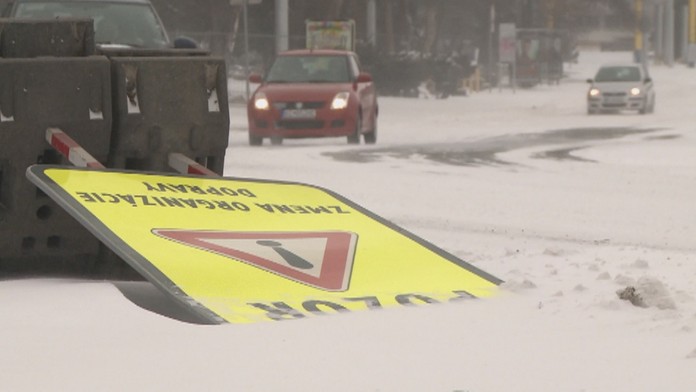 Viaceré cesty na východe Slovenska boli neprejazdné. 