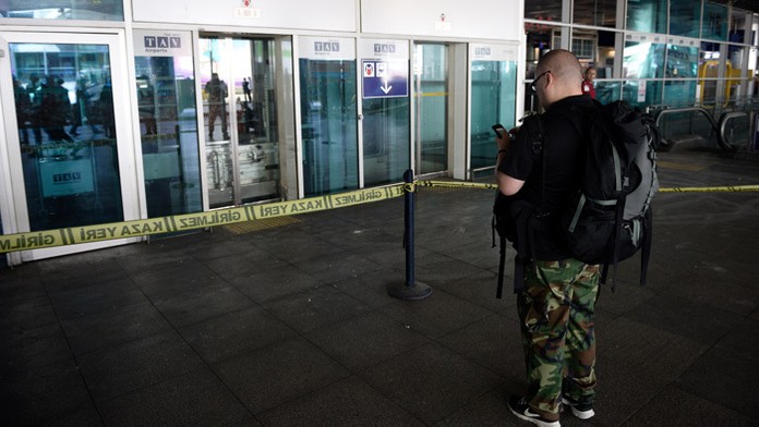 Budova Atatürkovho letiska v Istanbule po teroristických útokoch. 