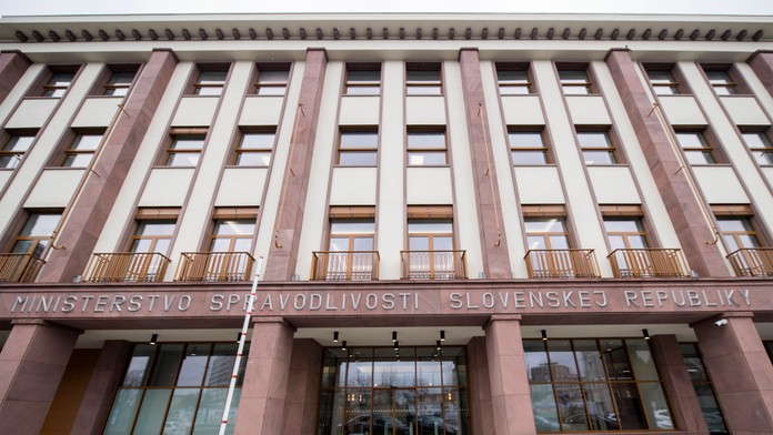 Rozvedení rodičia si budú môcť starostlivosť o dieťa upraviť aj bez súdu