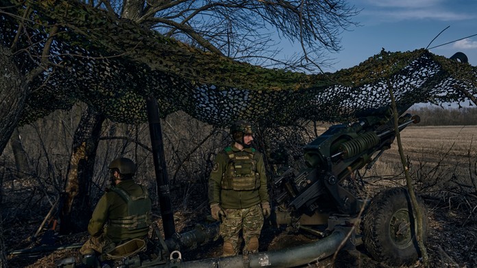 Ukrajinskí vojaci sa pozerajú na front v meste Bachmut.