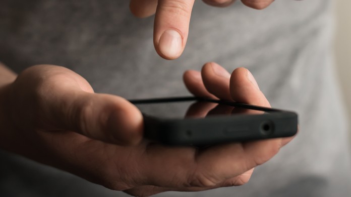 Volajú z čísiel pripomínajúcich slovenské, no s jedným rozdielom. Polícia upozorňuje na podvodníkov