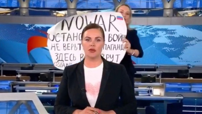 Ruský súd nariadil väzbu pre novinárku Ovsiannikovovú, ktorá ušla z krajiny