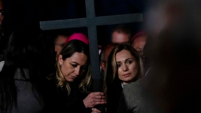 Krížová cesta v Koloseu sa nestretla s pozitívnym ohlasom. Kríž niesli Ruska s Ukrajinkou