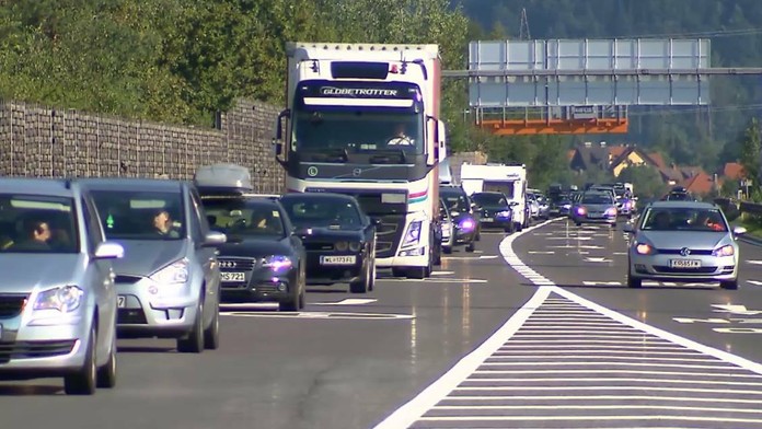 Víkendové kolóny.