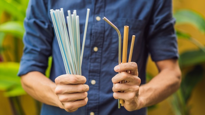 Výmena plastových slamiek za papierové. Výskumy ukazujú, že nejde o ekologickejšie riešenie