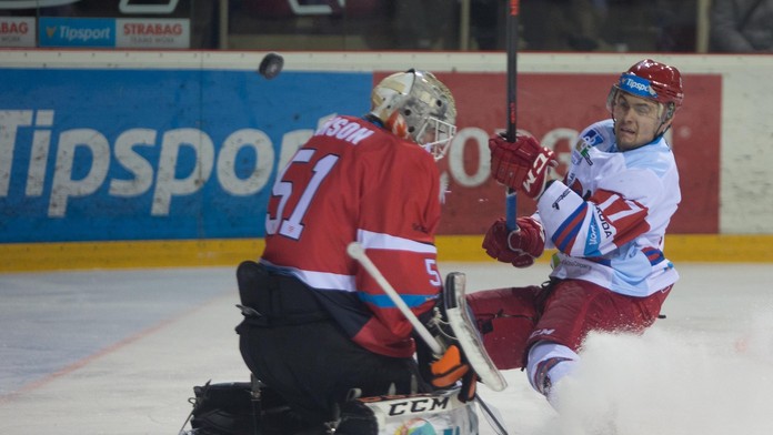 Na snímke zľava brankár Nathan Lawson (Banská Bystrica) a Michal Uhrík (Liptovský Mikuláš).