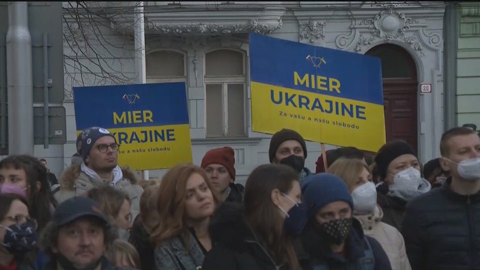 Ľudia prišli protestovať aj pred ruskú ambasádu v Bratislave