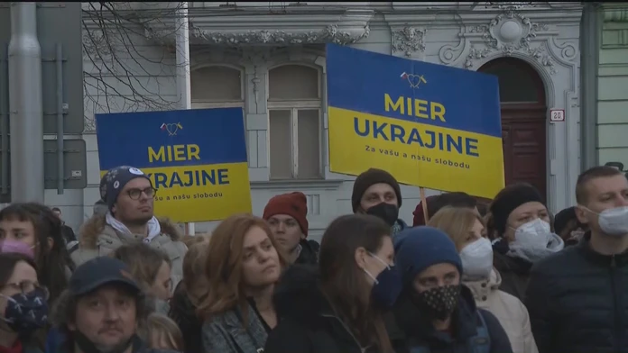 Ľudia prišli protestovať aj pred ruskú ambasádu v Bratislave